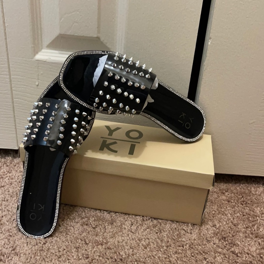 Black sandal with diamonds studs